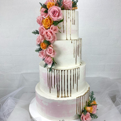 Smuk og elegant bryllupskage overtrukket med smørcreme -100 pers